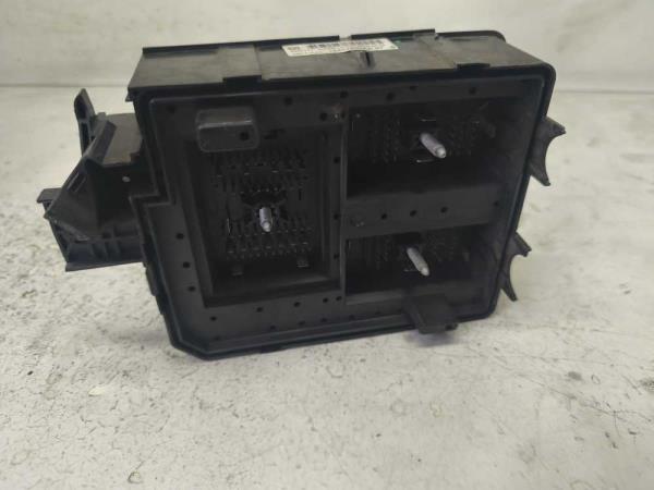 BOITE A FUSIBLE OPEL - Vue 3